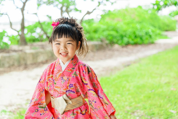 琉装姿の姉妹とビーチ撮影